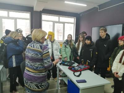 Продолжаем гостеприимно открывать двери для школьников