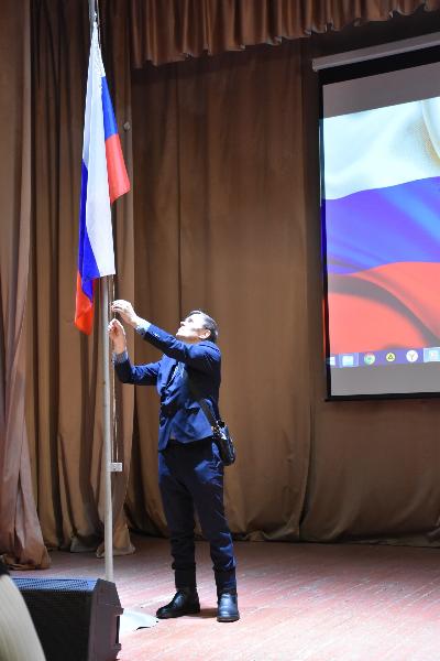 Торжественное поднятие флага Российской Федерации 