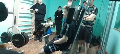 Спортивное мероприятие по "жиму штанги"