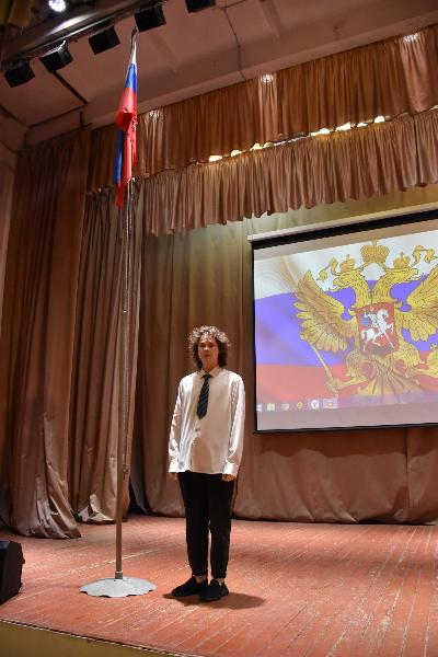 Рабочая неделя началась с торжественного поднятия флага Российской Федерации на территории техникума