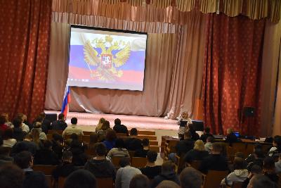 Торжественная линейка поднятия государственного флага Российской Федерации 
