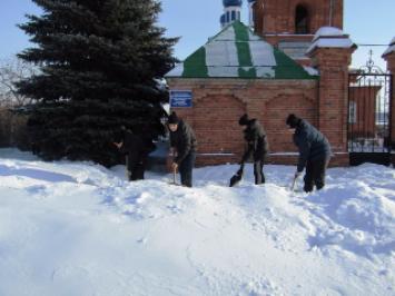 Воспитанники ВПК «ОДОН» почистили от снега памятник Добровольцам завода КУМЗ погибшим в годы Великой Отечественной Войны